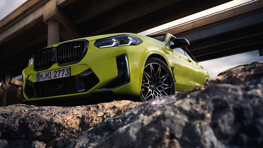 BMW X4 M Competition F98 LCI Facelift 2021 Sao Paulo Gelb Dreiviertel-Frontansicht mit Untersicht unter Brücken