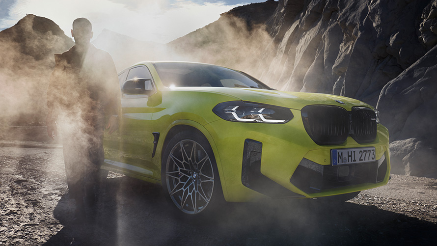 BMW X4 M Competition F98 LCI Facelift 2021 Sao Paulo Gelb Dreiviertel-Frontansicht mit Mann im Nebel