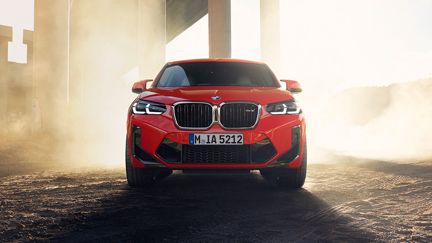 BMW X4 M F98 LCI Facelift 2021 Toronto Rot metallic Frontansicht vor Brückensäulen