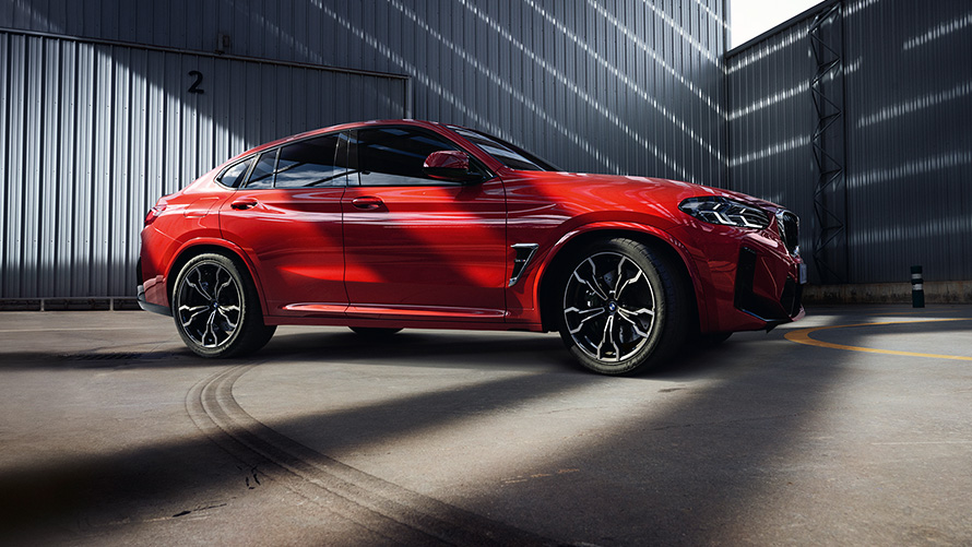BMW X4 M F98 LCI Facelift 2021 Toronto Rot metallic Seitenansicht vor Fabrikhalle