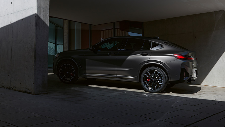 BMW X4 M40i G02 LCI 2021 Facelift Seitenansicht halb im Schatten vor einem Hauseingang