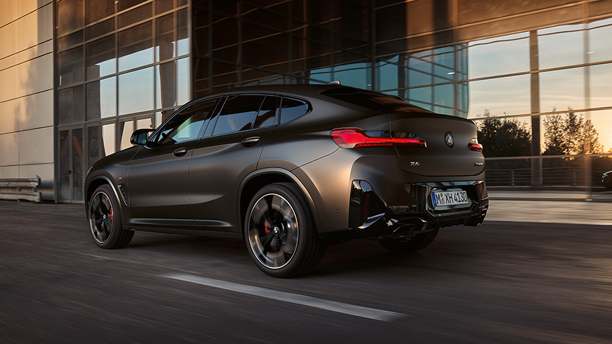 BMW X4 M40i G02 LCI 2021 Facelift Dreiviertel-Heckansicht vor Glasfassade