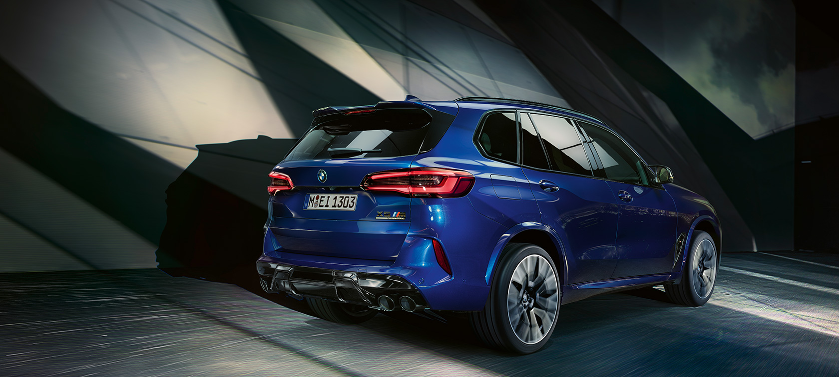 BMW X5 M Competition SUV Dreiviertel-Heckansicht F95 BMW X5 M Competition SUV F95 2020 Marina Bay Blau metallic Dreiviertel-Heckansicht
