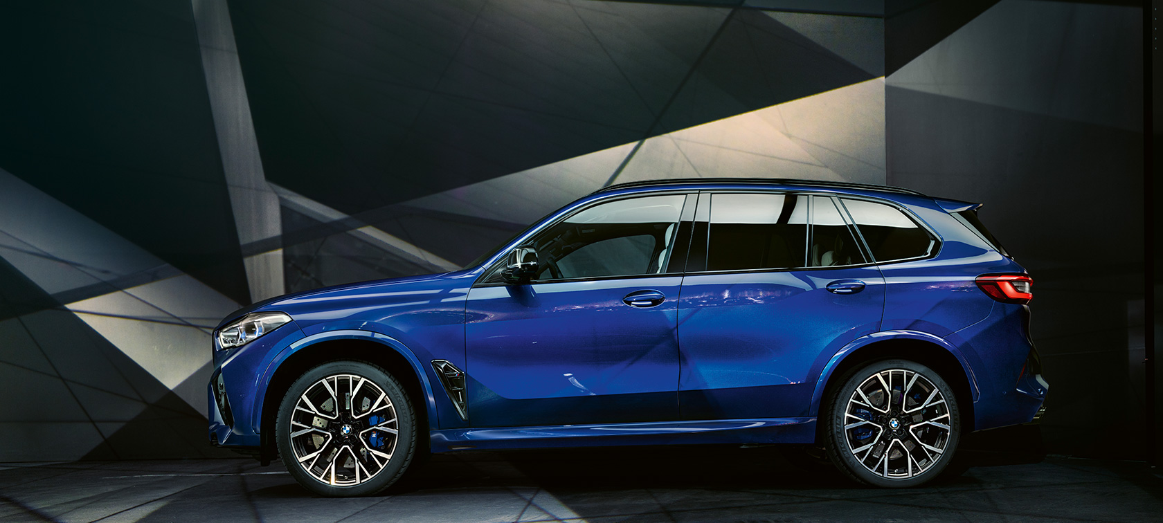 BMW X5 M Competition Seitenansicht F95 BMW X5 M Competition SUV Marina Bay Blau metallic F95 Seitenansicht