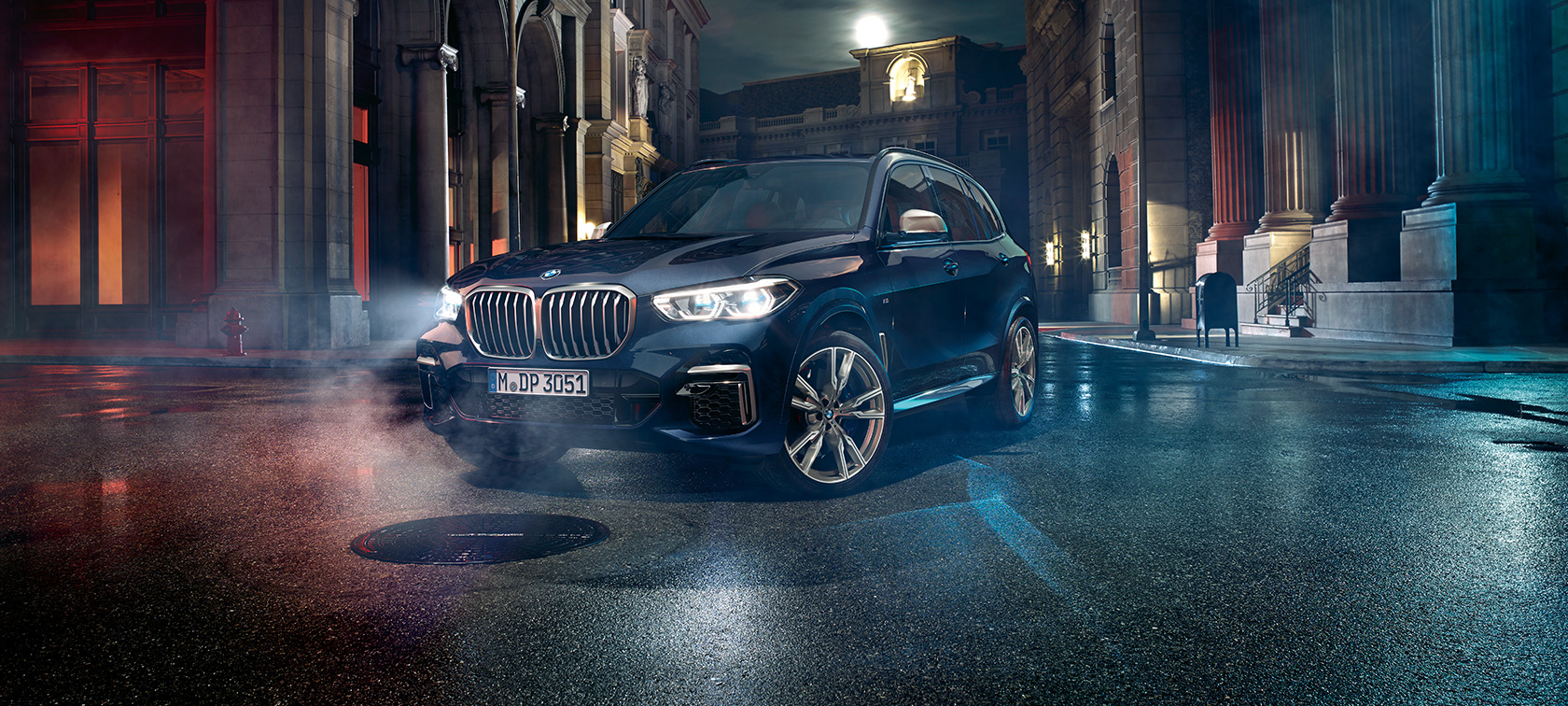 BMW X5 M50i Dreiviertel-Frontansicht G05 BMW X5 M50i G05 2018 SUV Carbonschwarz metallic Dreiviertel-Frontansicht