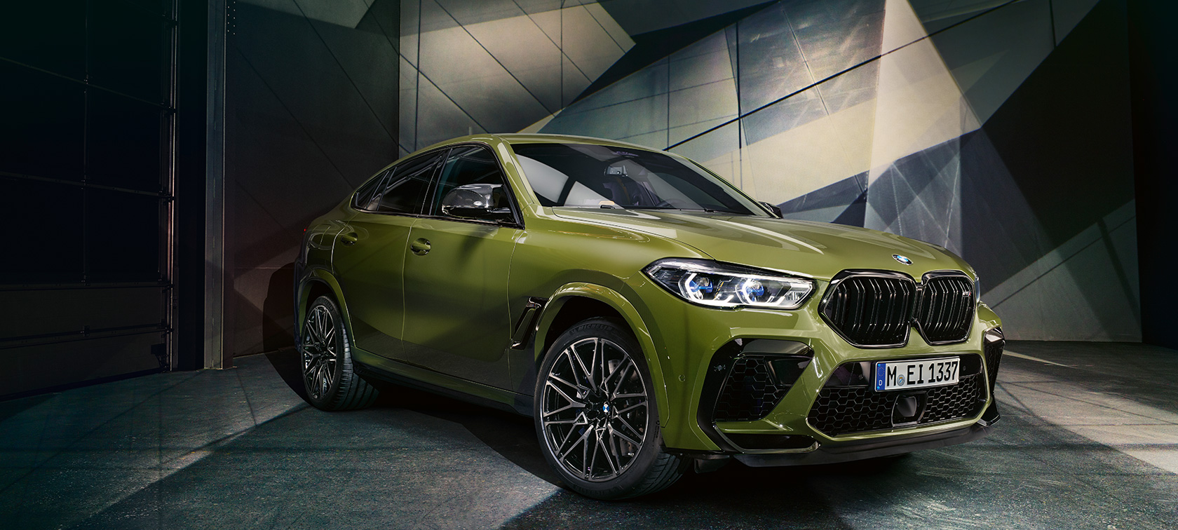 BMW X6 M Competition Dreiviertel-Frontansicht F96 BMW X6 M Competition F96 2020 BMW Individual Sonderlackierung Urban Green Dreiviertel-Frontansicht