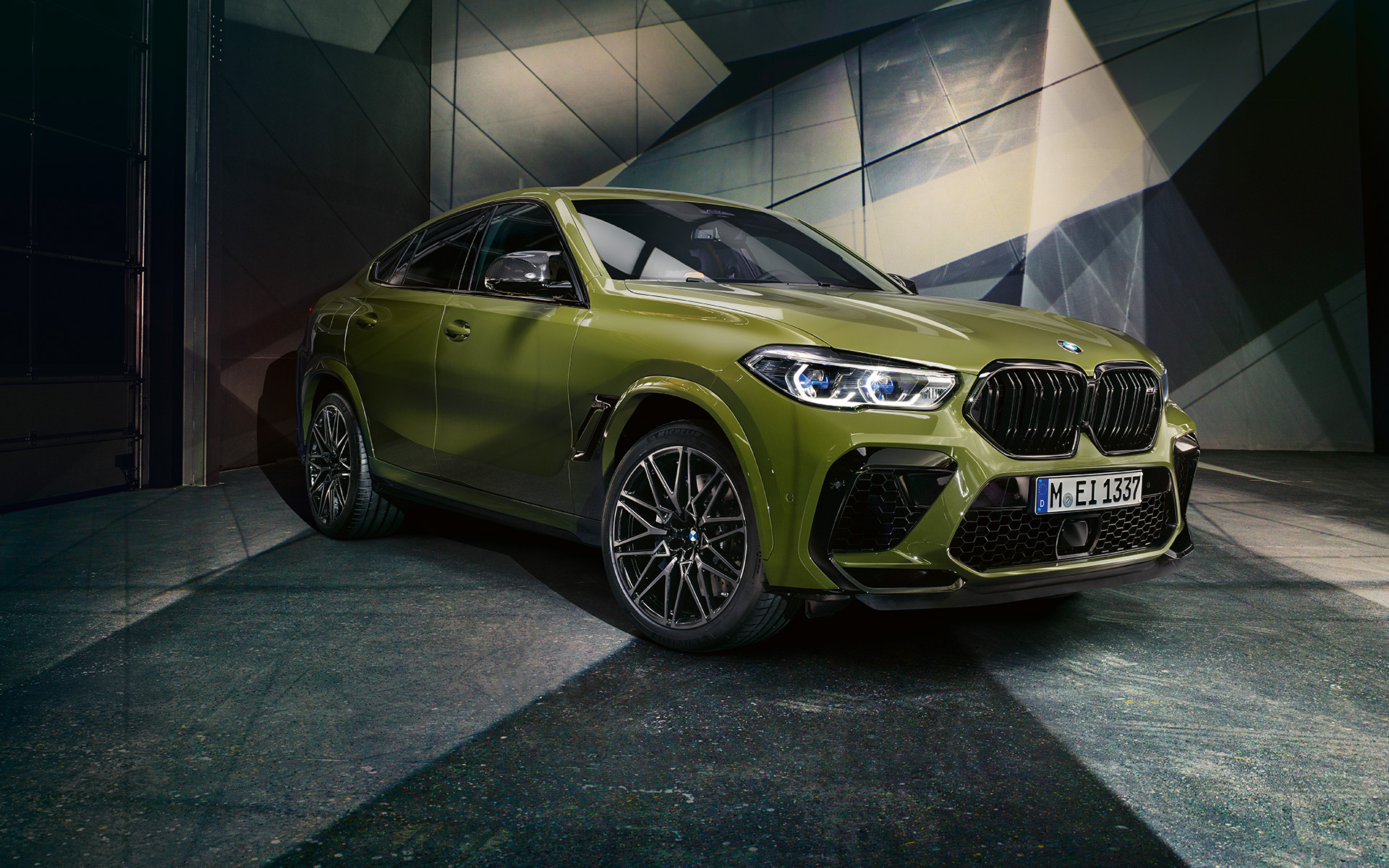 M Doppelniere BMW X6 M Competition F96 M Doppelniere BMW X6 M Competition F96 2020 SUV BMW Individual Sonderlackierung Urban Green Dreiviertel-Frontansicht