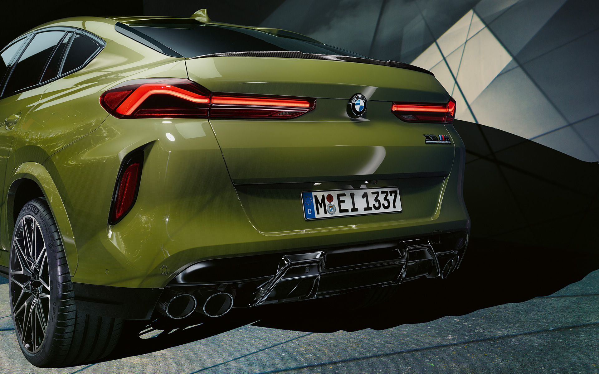 BMW X6 M Competition Dreiviertel-Heckansicht F96 BMW X6 M Competition mit M Sportabgasanlage F96 2020 SUV BMW Individual Sonderlackierung Urban Green Nahaufnahme Heck