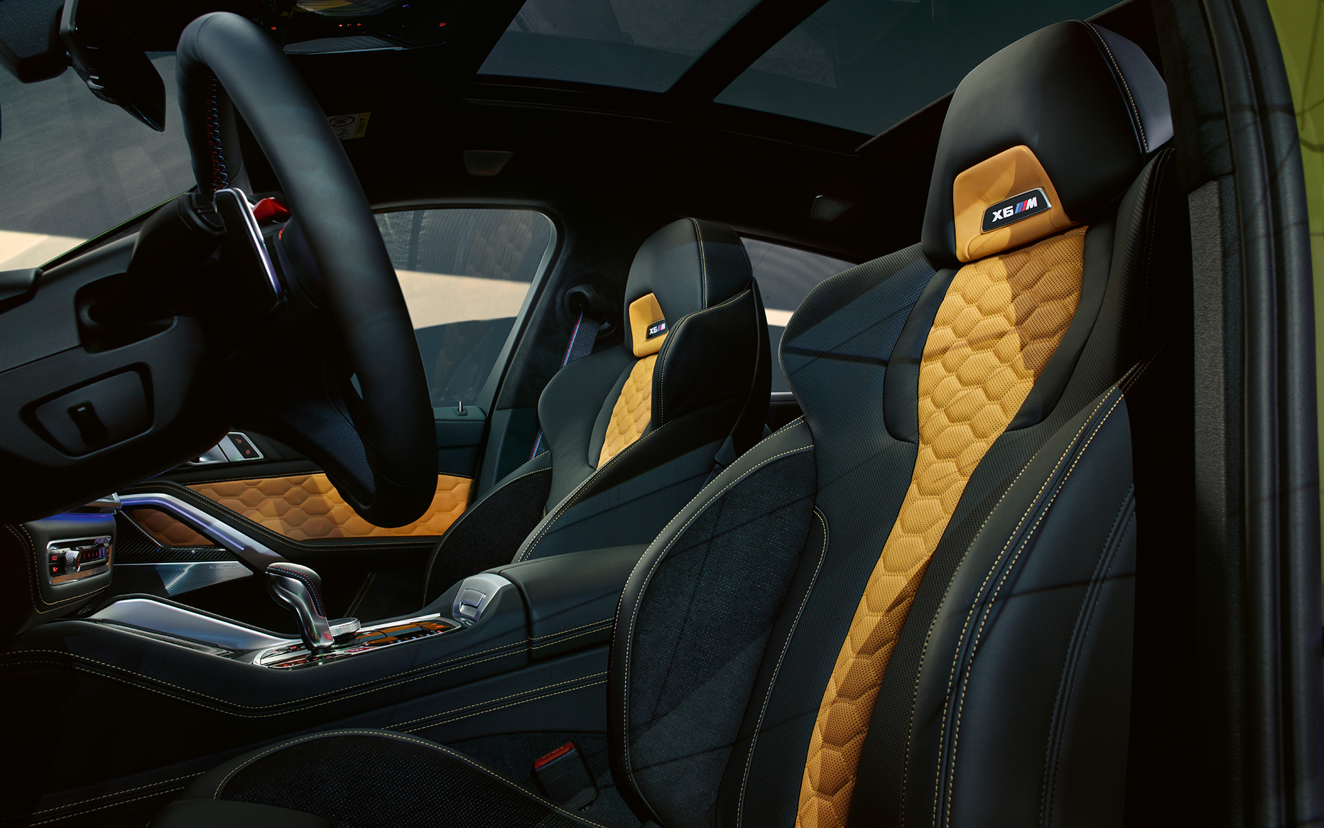 M Multifunktionssitze BMW X6 M Competition F96 M Multifunktionssitze mit beleuchtetem X6 M Schriftzug BMW X6 M Competition F96 2020 SUV Innenraum