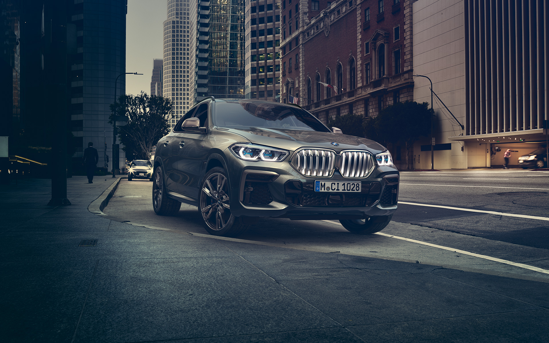 BMW X6 M50i stehend G06 BMW X6 M50i in Dreiviertel-Frontperspektive stehend vor urbaner Kulisse G06 2018 SUV