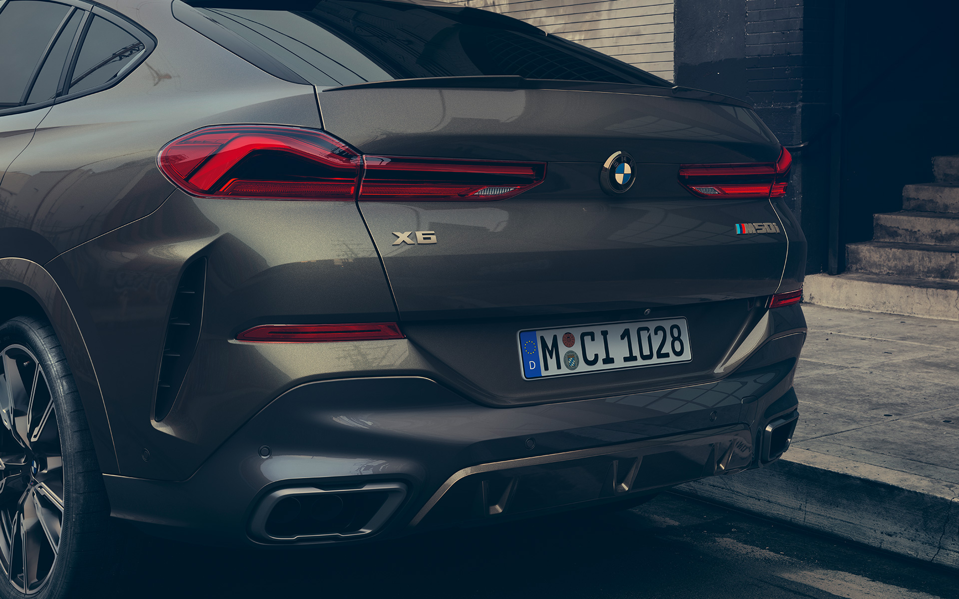 BMW X6 M50i Heckansicht G06 Nahaufnahme des Hecks des BMW X6 M50i G06 2018 SUV