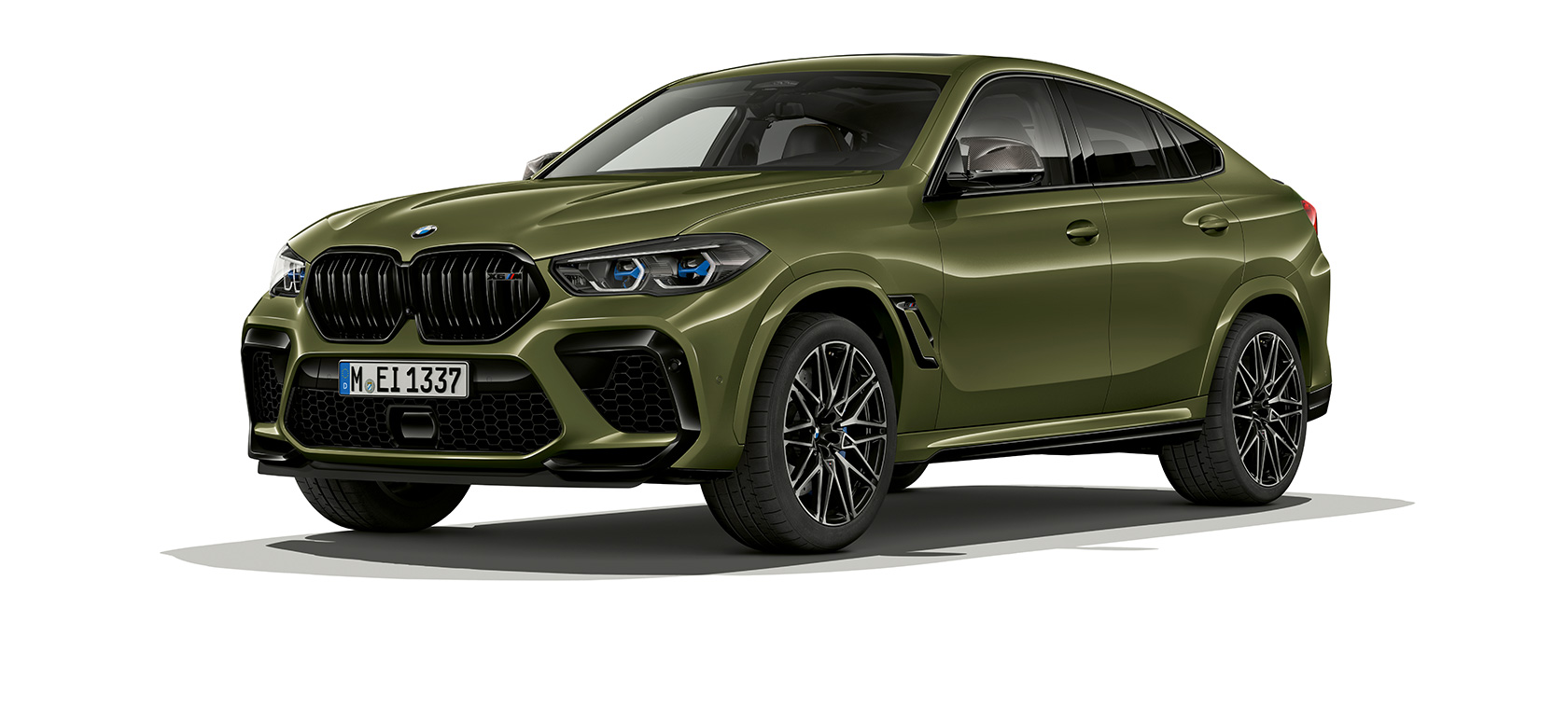 BMW X6 M Competition Dreiviertel-Seitenansicht F96 BMW X6 M Competition F96 2020 SUV BMW Individual Sonderlackierung Urban Green Dreiviertel-Seitenansicht