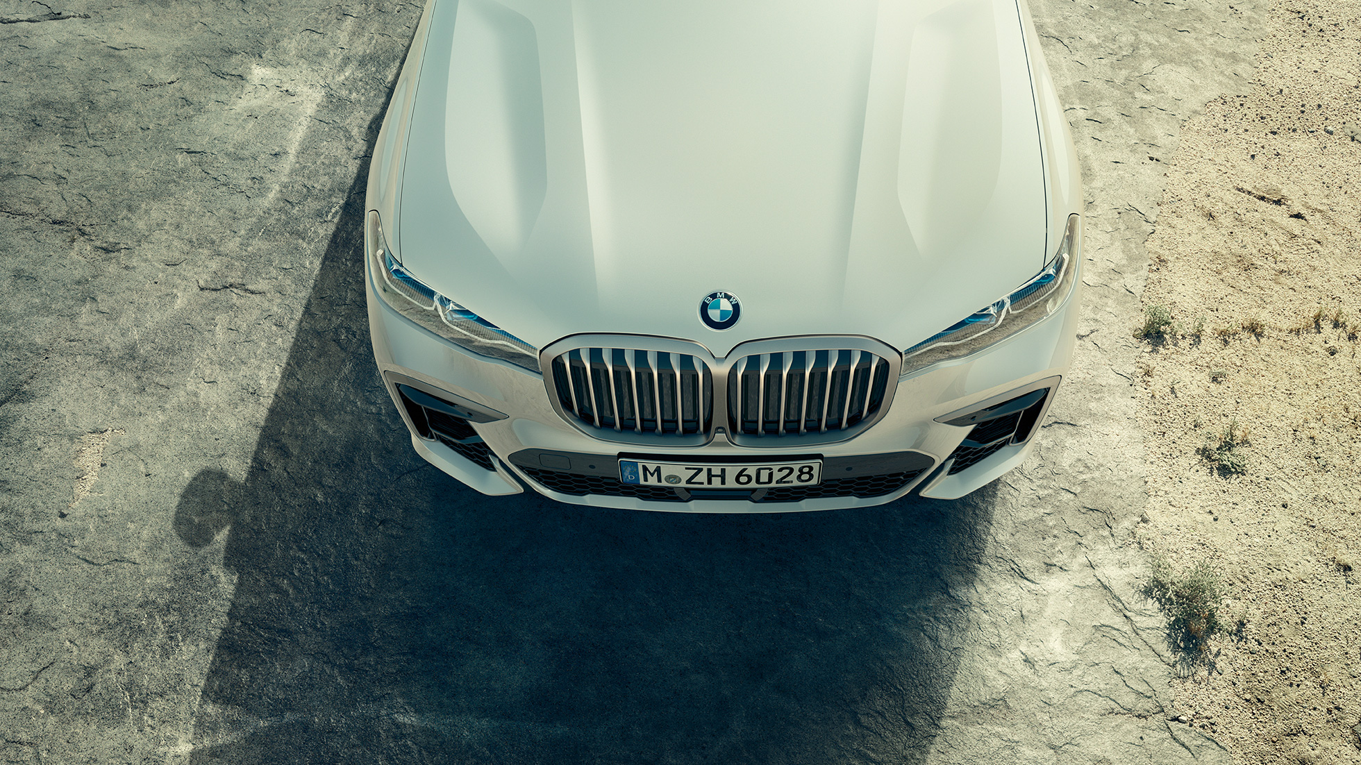 BMW X7 M Automobil, Front mit BMW Niere G07 BMW X7 M Automobile M50i SUV, Front und Motorhaube aus der Vogelperspektive, G07, 2019