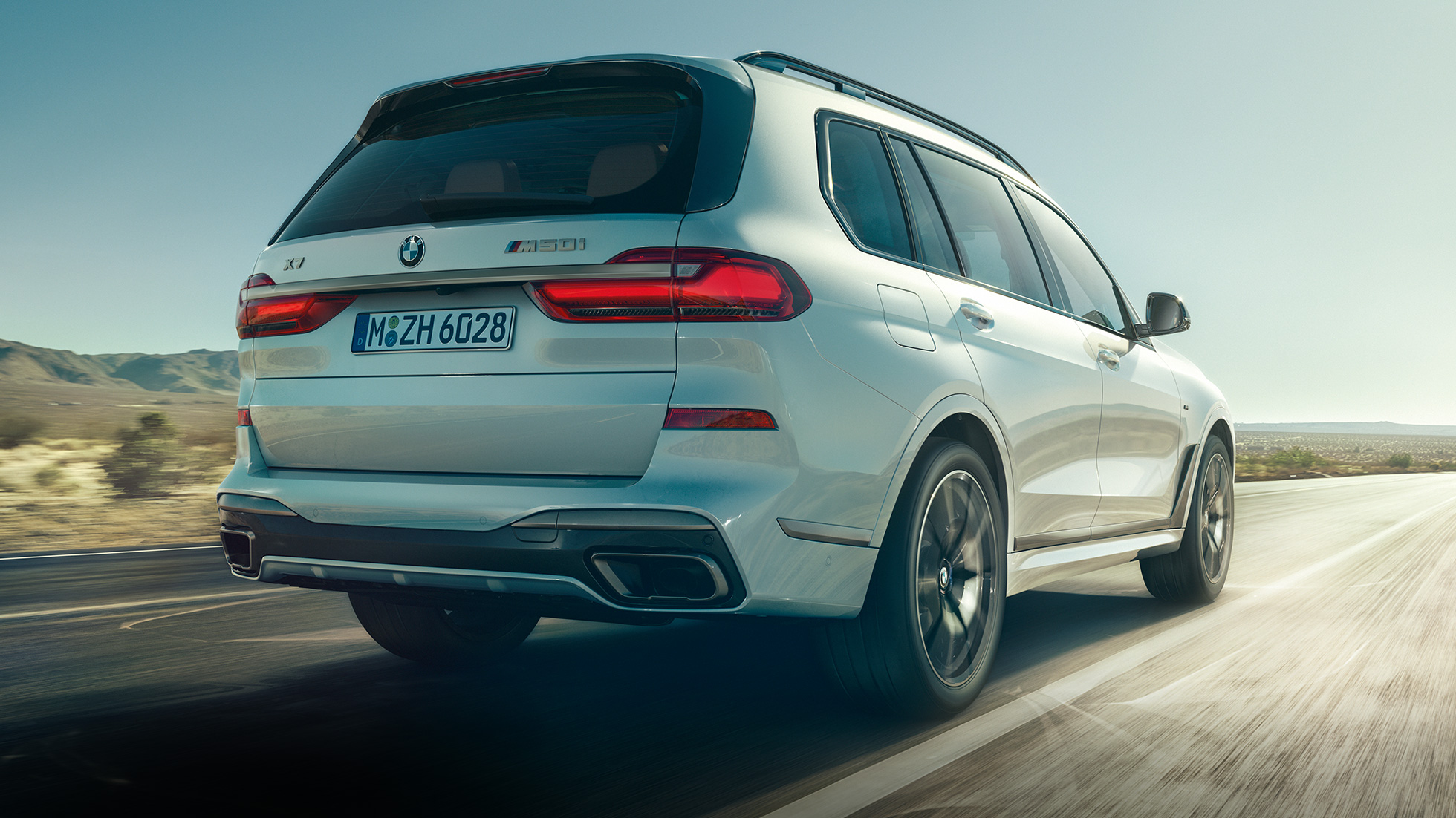 BMW X7 M50i, Heckansicht G07 BMW X7 M50i in Mineralweiß, fahrend, Heckansicht, G07, 2019