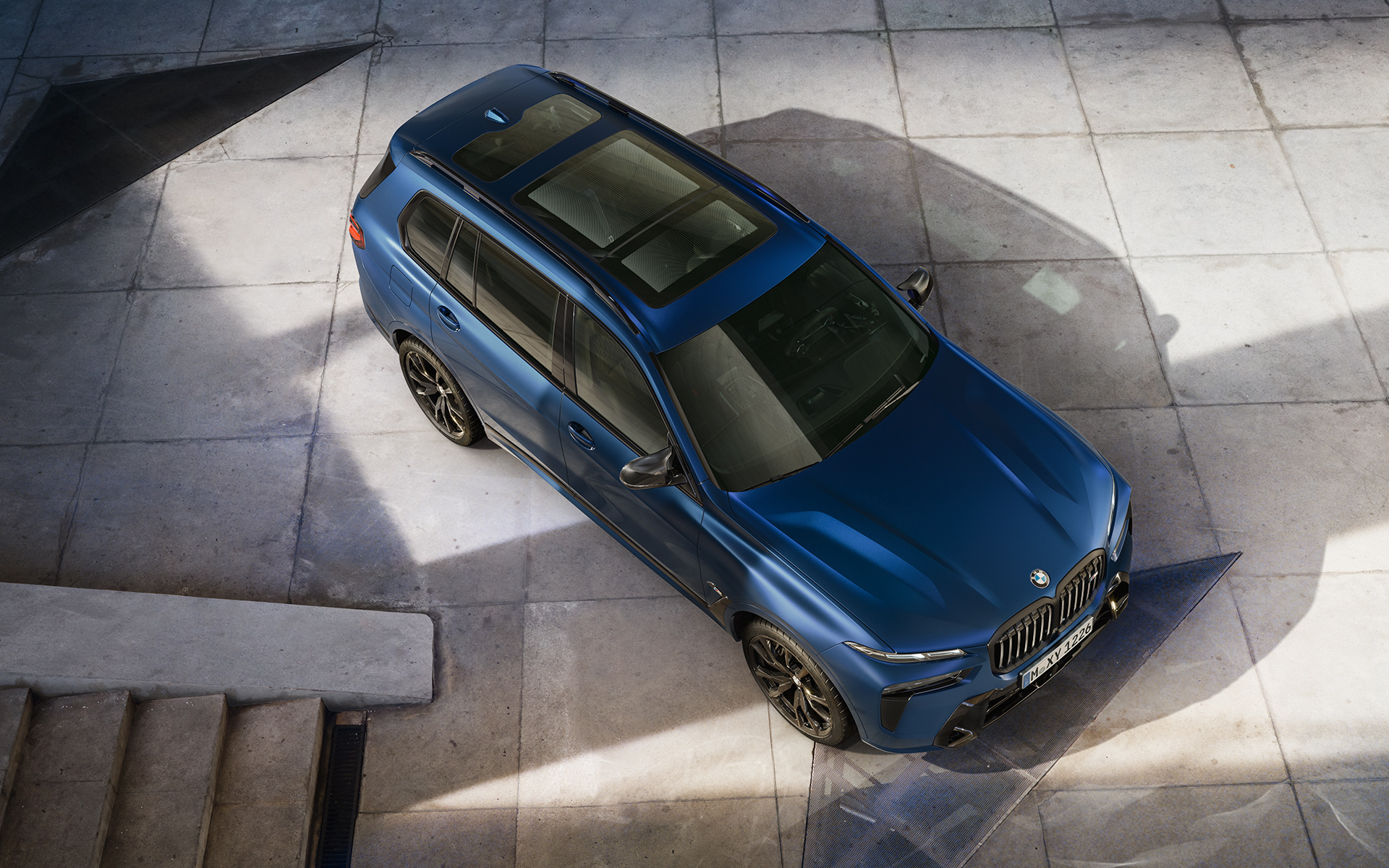 BMW X7 M60i xDrive G07 LCI Frozen Marina Bay Blue stehend Vogelperspektive