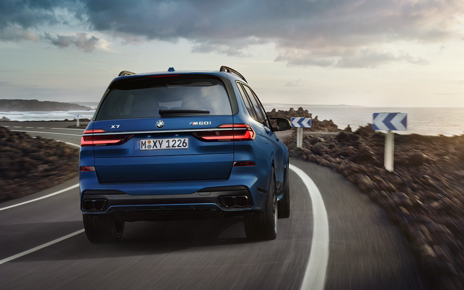 BMW X7 M60i xDrive G07 LCI Frozen Marina Bay Blue Heckansicht fahrend