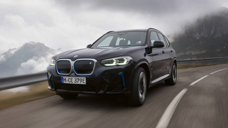BMW iX3 G08 erste Generation Dreiviertel-Seitenansicht stehend BMW X Modelle BMW iX3 G08 erste Generation Dreiviertel-Seitenansicht stehend