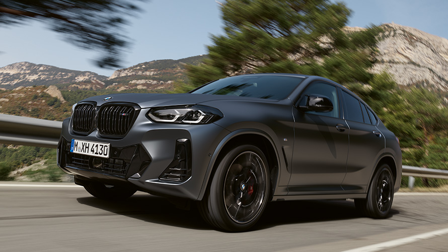 BMW X4 G02 zweite Generation Dreiviertel-Seitenansicht fahrend auf der Straße BMW X Modelle BMW X4 G02 zweite Generation Dreiviertel-Seitenansicht fahrend auf der Straße