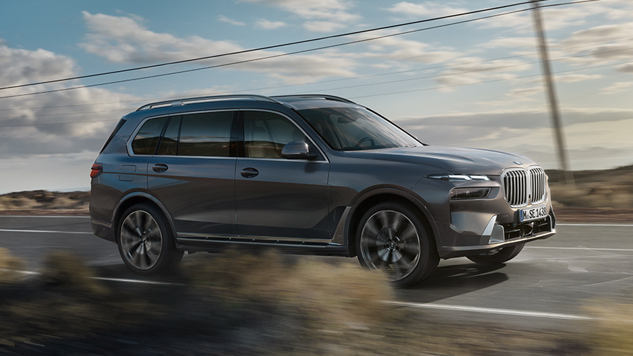 BMW X7 G07 erste Generation Dreiviertel-Heckansicht fahrend auf der Straße BMW X Modelle BMW X7 G07 erste Generation Dreiviertel-Heckansicht fahrend auf der Straße