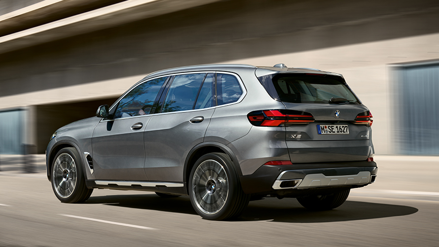 BMW X5 G05 fünfte Generation Dreiviertel Heckansicht BMW X Modelle BMW X5 G05 fünfte Generation Dreiviertel Heckansicht fahrend auf Straße