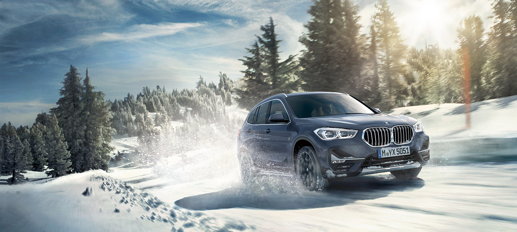 BMW X1 xDrive20i F48 LCI in BMW Individual Storm Bay metallic, fahrend in Winterlandschaft BMW X1 xDrive20i F48 LCI in BMW Individual Storm Bay metallic, fahrend in Winterlandschaft