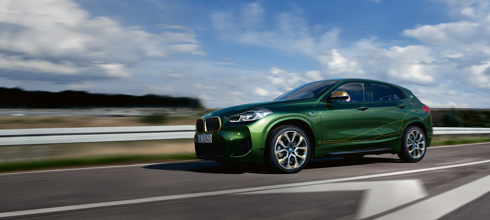 Dreiviertel-Seitenansicht fahrend BMW X2 F39 Sanremo Green metallic