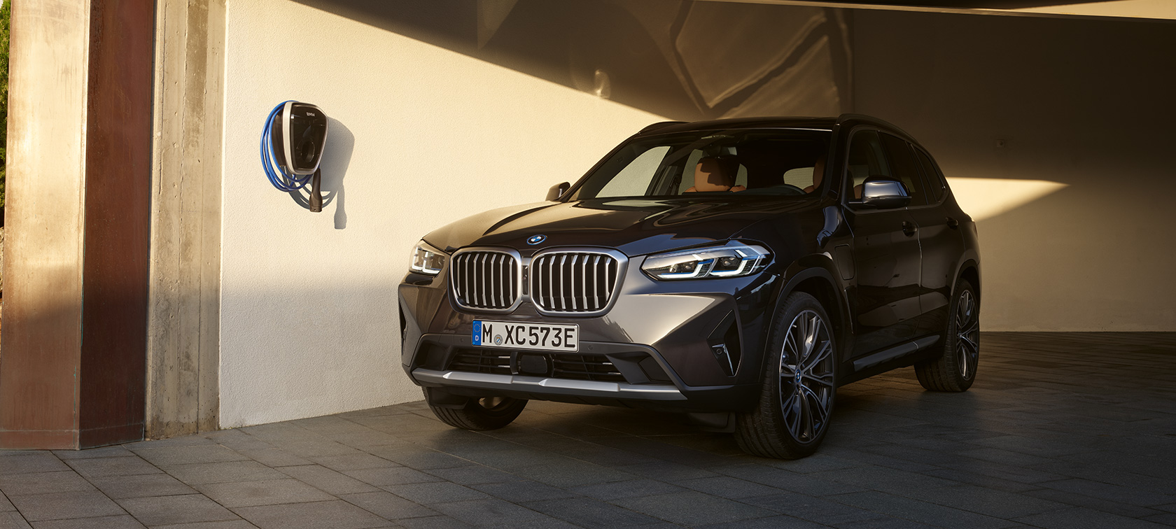 Plug-in-Hybrid BMW X3 xDrive30e SUV G01 Sophistograu Dreiviertel-Front stehend 2021