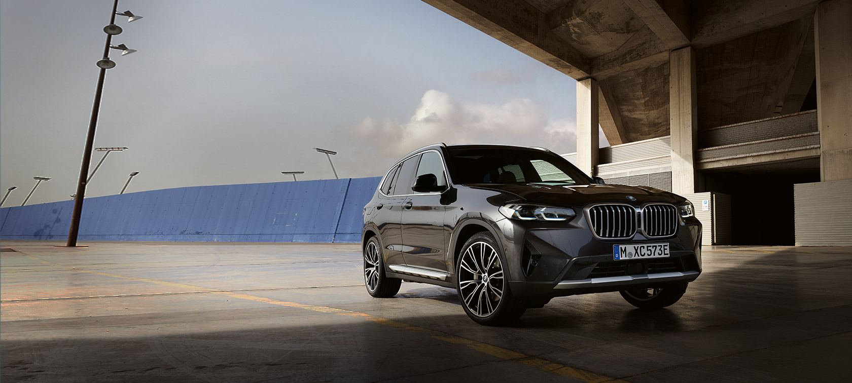 BMW X3 SUV G01 BMW Individual Tansanitblau metallic Frontansicht 2021