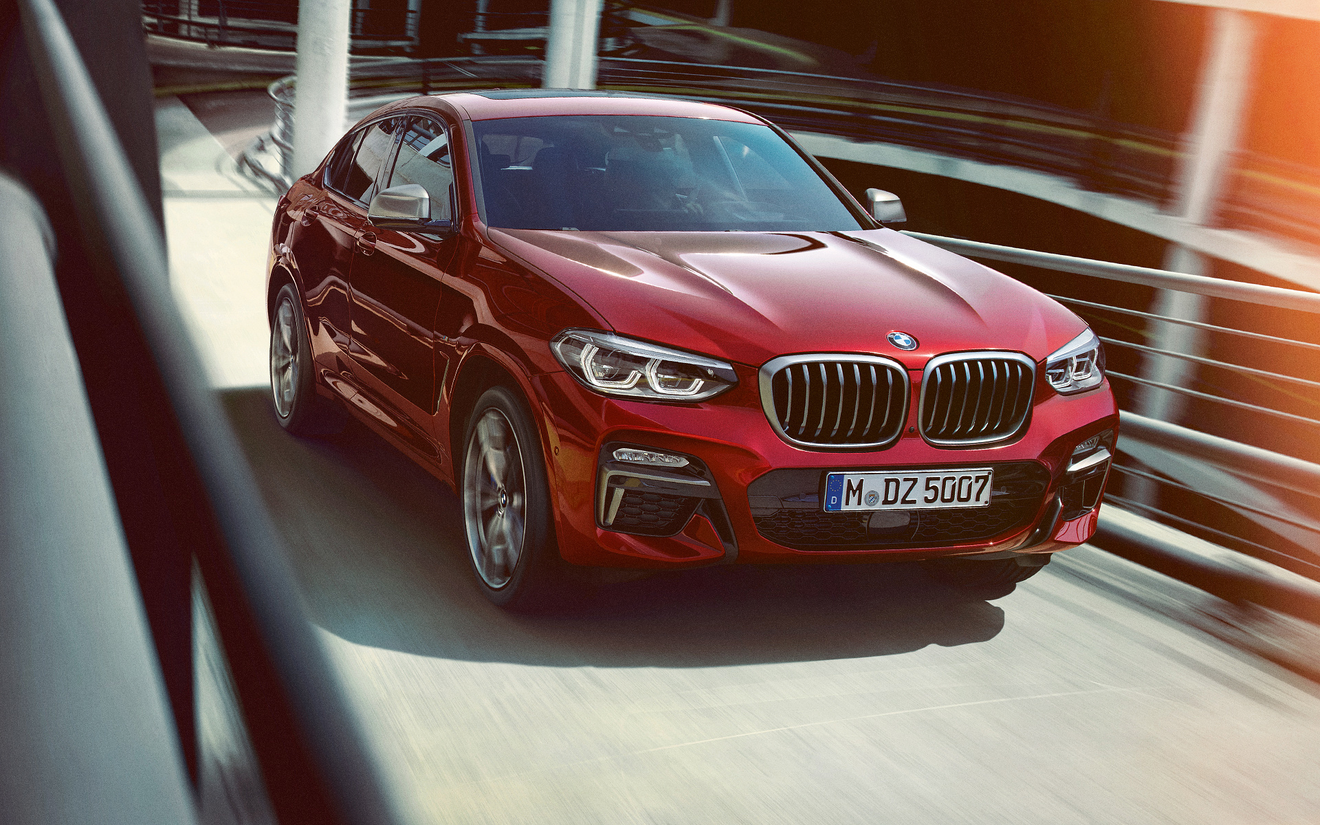 BMW X4 fährt um die Kurve in ein Parkhaus BMW X4 fährt um die Kurve in ein Parkhaus