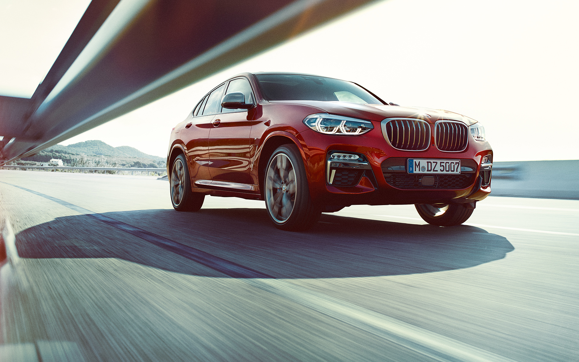 BMW X4 auf der Fahrt, Vorderansicht BMW X4 auf der Fahrt, Vorderansicht