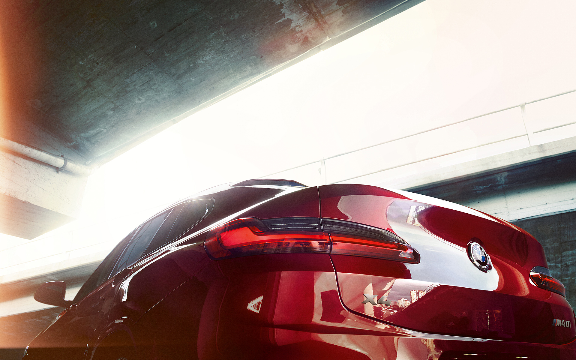 BMW X4 von hinten mit Zoom auf das linke Rücklicht BMW X4 von hinten mit Zoom auf das linke Rücklicht