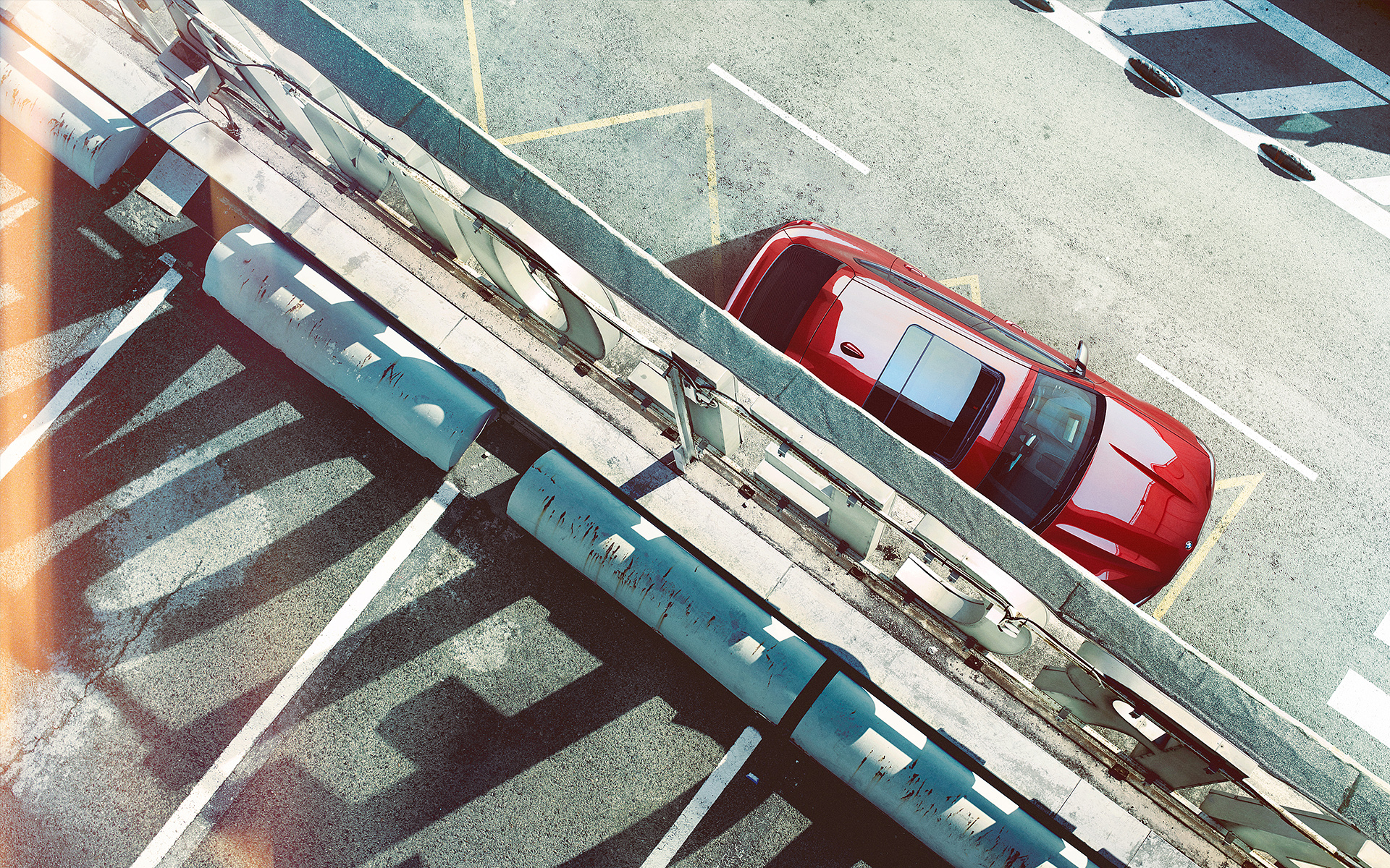 Roter BMW X4 auf einer Brücke, von oben Roter BMW X4 auf einer Brücke, von oben