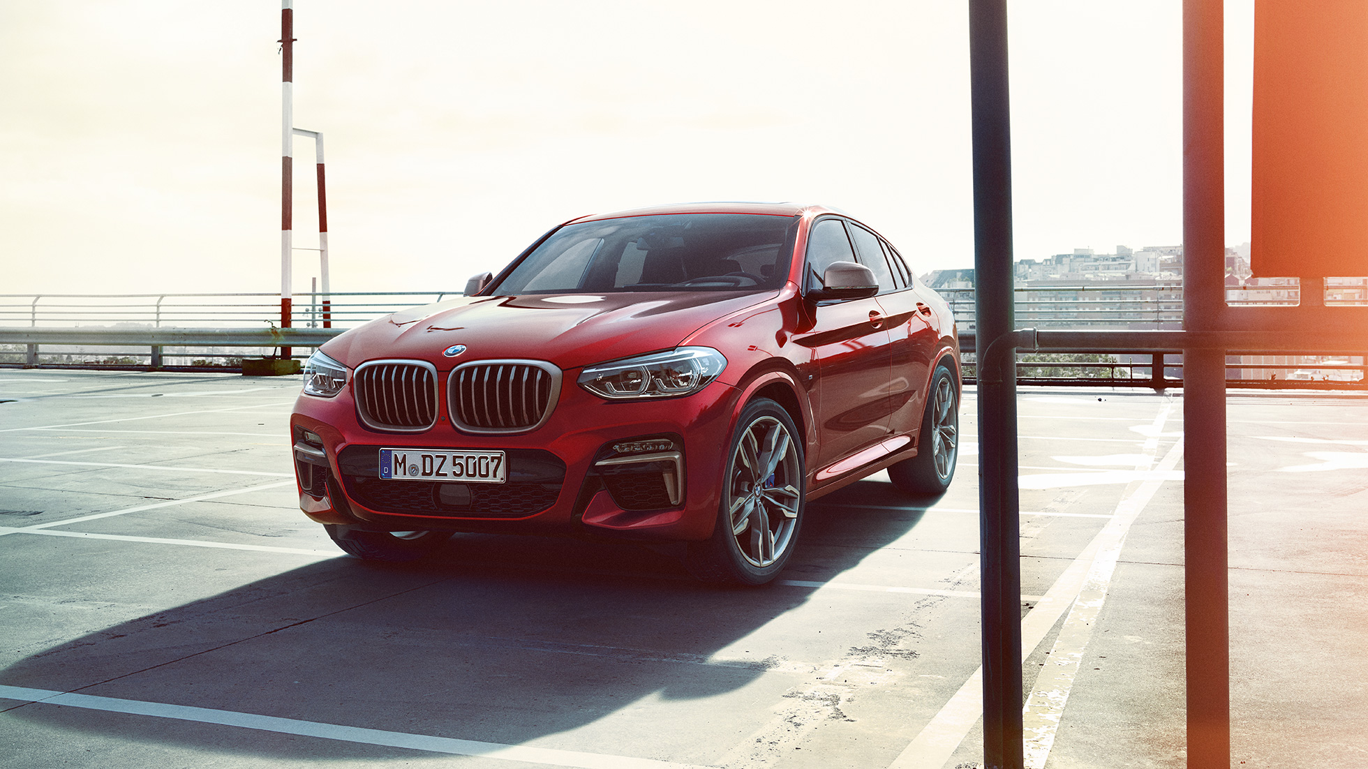 BMW X4 Exterieur BMW X4 M40i G02 2018 Flamencorot Brillanteffekt Rot Dreiviertel-Frontansicht