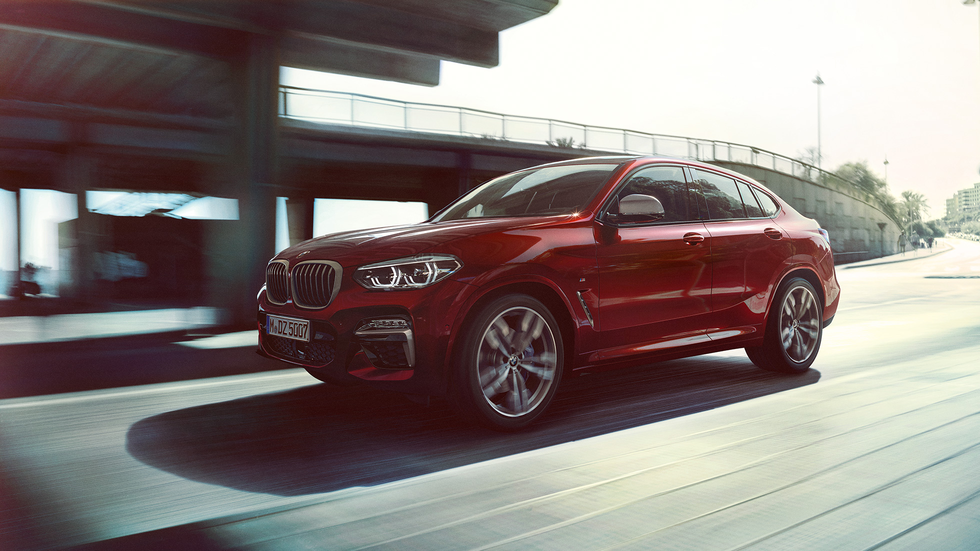 Dynamische Front BMW X4 BMW X4 M40i G02 2018 Flamencorot Brillanteffekt Rot Dreiviertel-Frontansicht