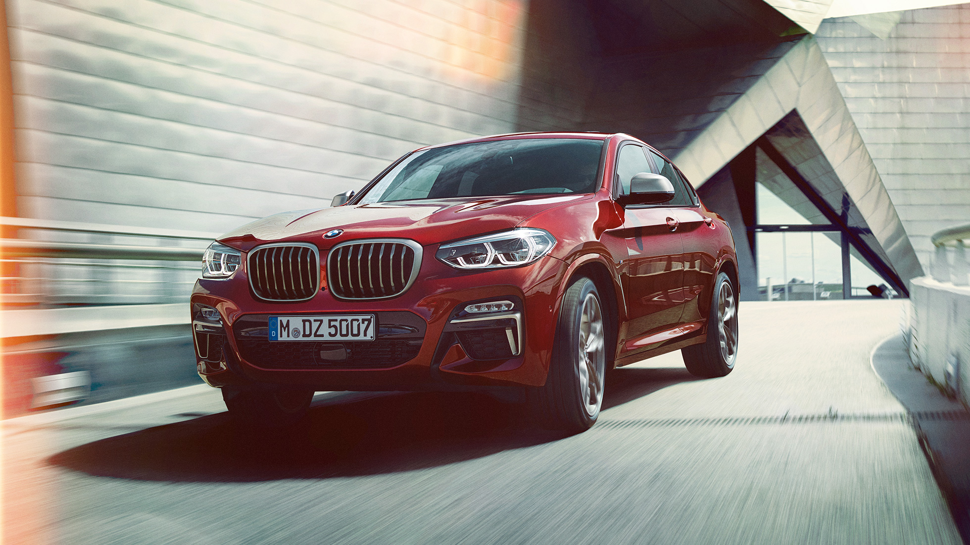 Dreiviertel-Frontansicht BMW X4 BMW X4 M40i G02 2018 Flamencorot Brillanteffekt Rot Dreiviertel-Frontansicht