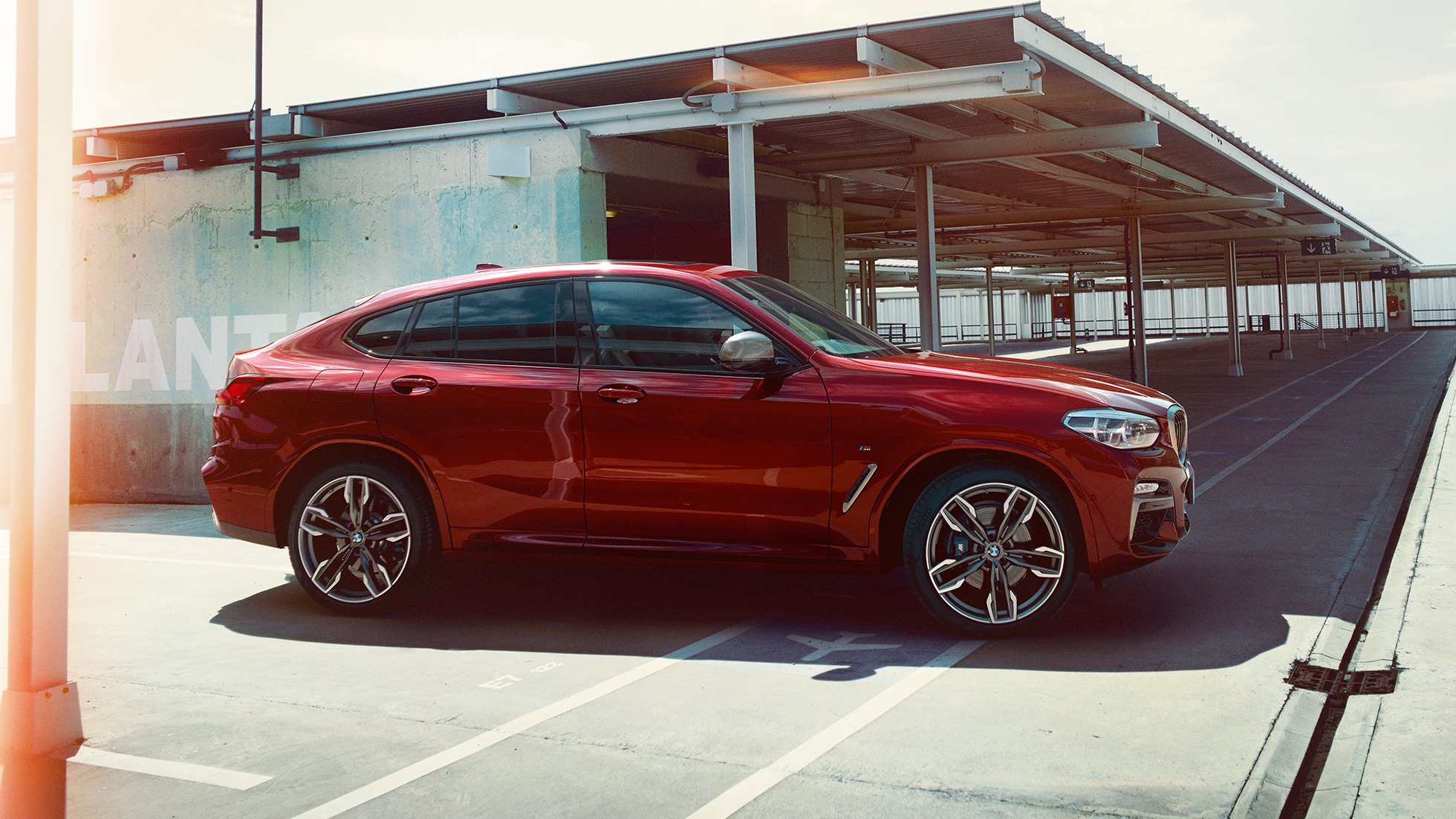 Sportliche Silhouette BMW X4 Sportliche Silhouette BMW X4 M40i G02 2018 Flamencorot Brillanteffekt Rot Seitenansicht
