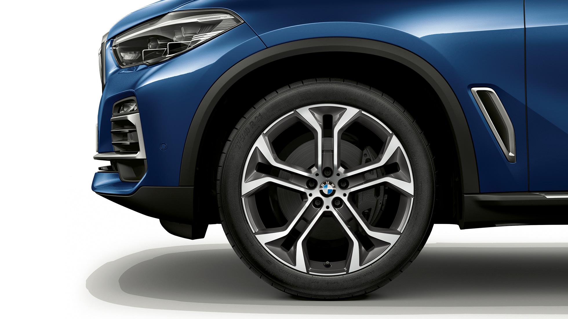 xLine BMW X5 xDrive40i SUV seitliche Front mit Felge G05 xLine BMW X5 xDrive40i SUV G05 2018 Phytonicblau metallic seitliche Front mit Felge