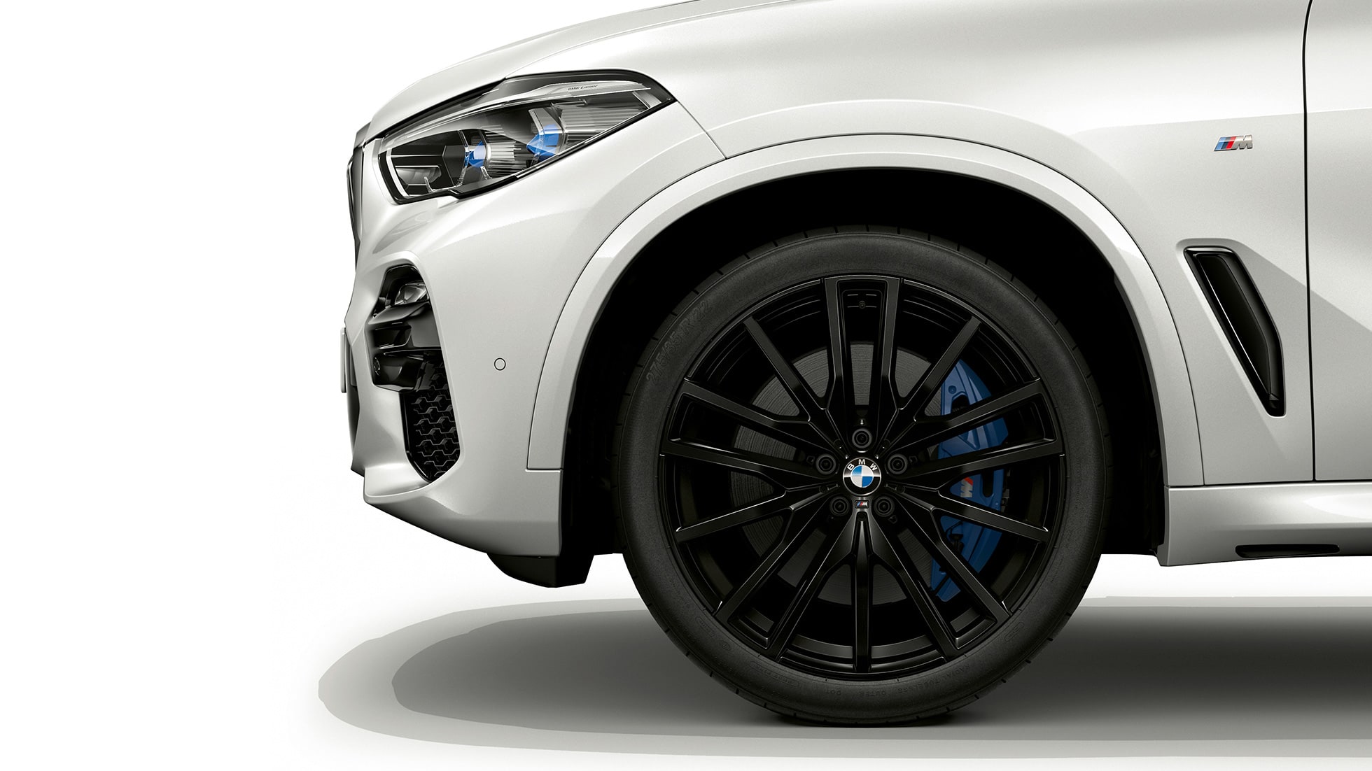 M Sportpaket BMW X5 xDrive40i SUV seitliche Front mit Felge G05 M Sportpaket BMW X5 xDrive40i SUV G05 2018 Mineralweiß metallic seitliche Front mit Felge