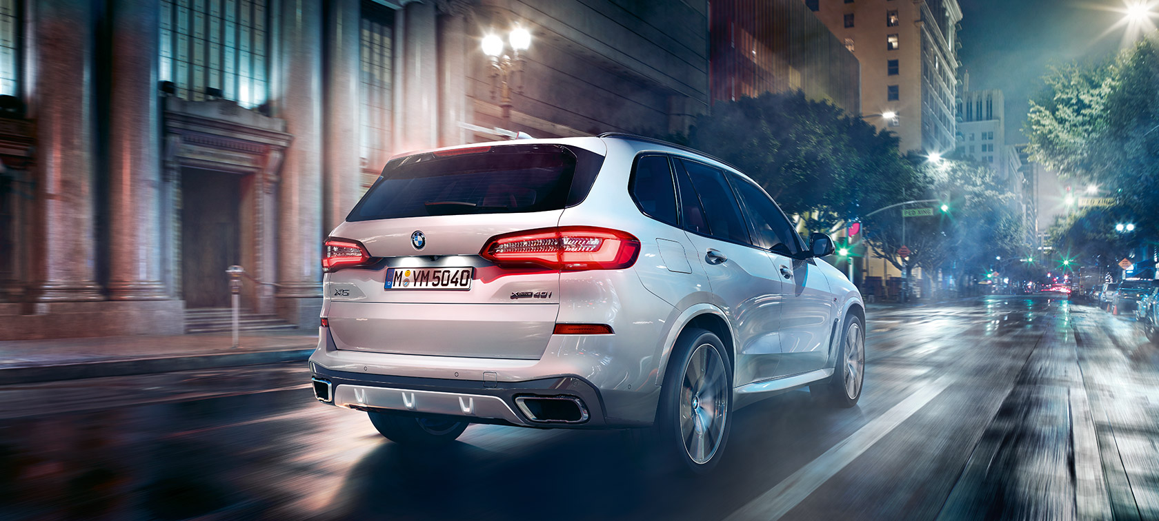 BMW X5 Dreiviertel-Heckansicht fahrend BMW X5 G05 2018 Mineralweiß metallic Dreiviertel-Heckansicht fahrend