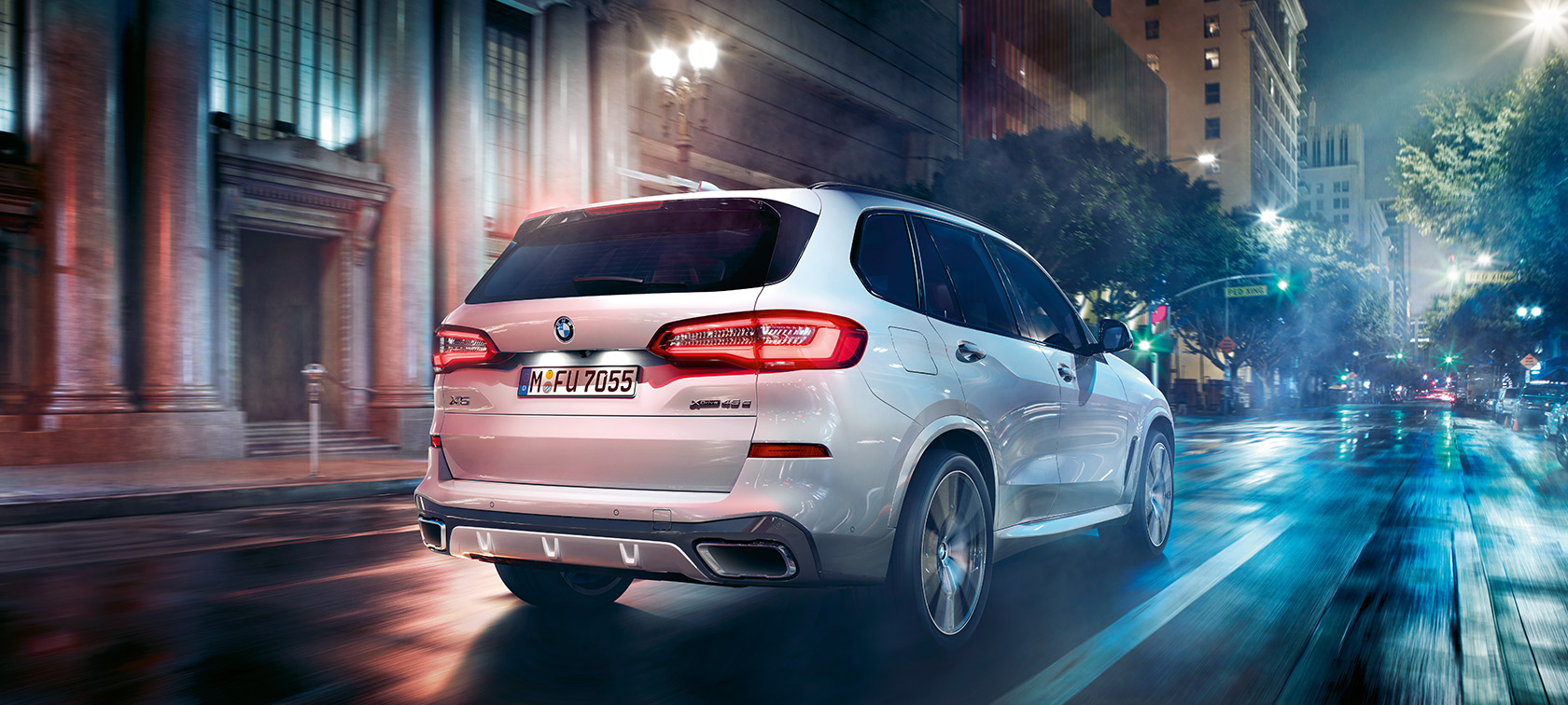 BMW X5 Dreiviertel-Heckansicht fahrend BMW X5 G05 2018 Mineralweiß metallic Dreiviertel-Heckansicht fahrend
