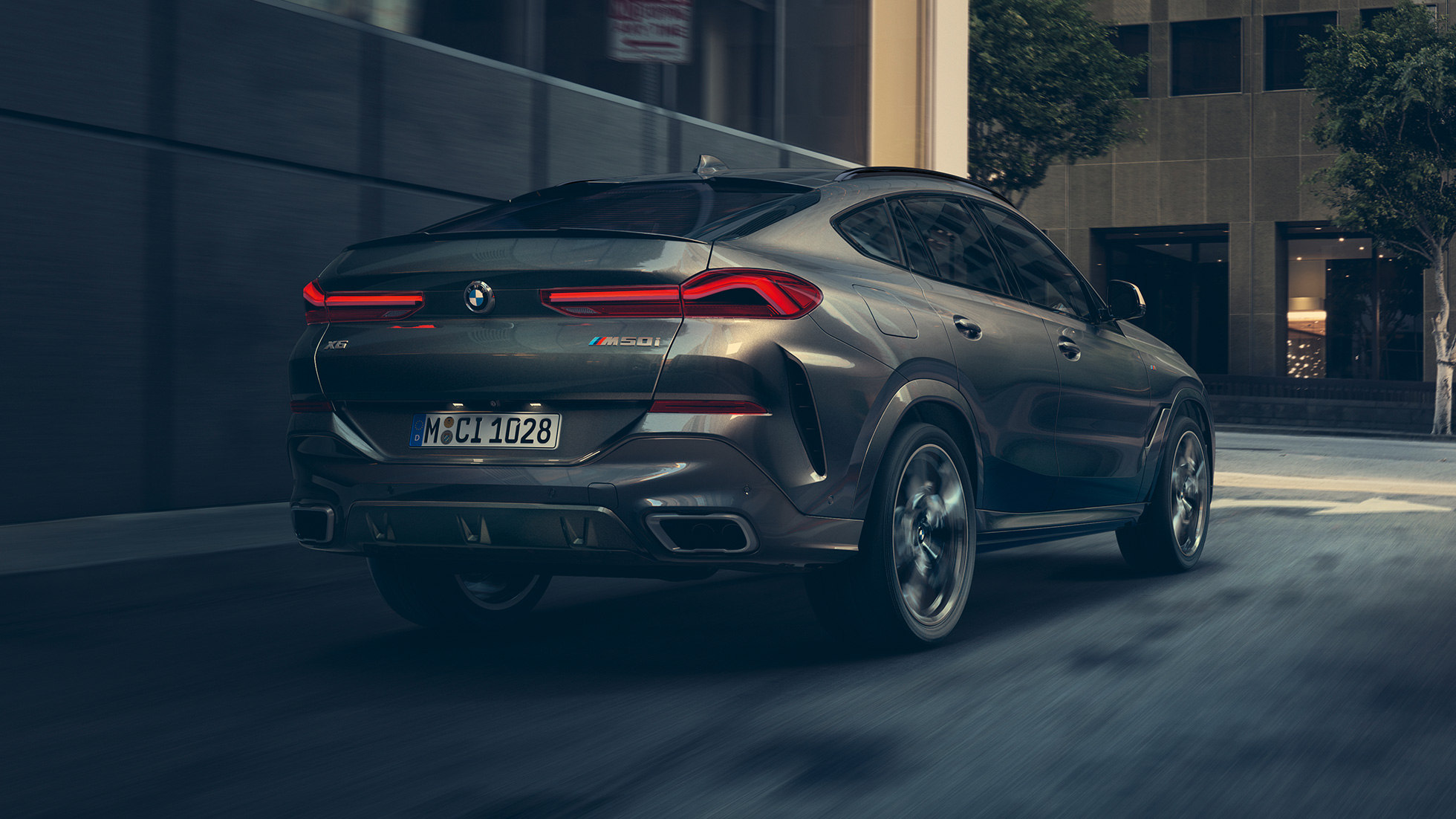 Adaptives M Fahrwerk Professional. Dreiviertel-Heckaufnahme des BMW X6.