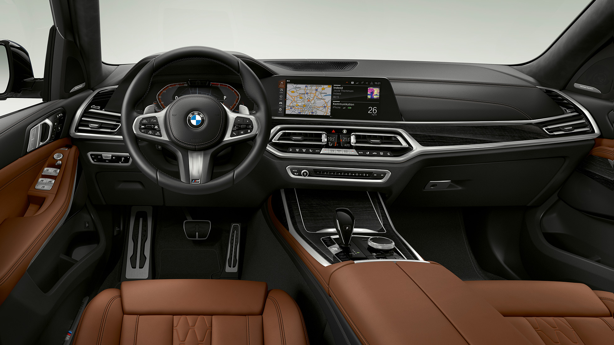 BMW X7, M Sportpaket Cockpit Frontale Nahaufnahme des fahrerseitigen Cockpits des BMW X7 mit der Ausstattung des M Sportpaket