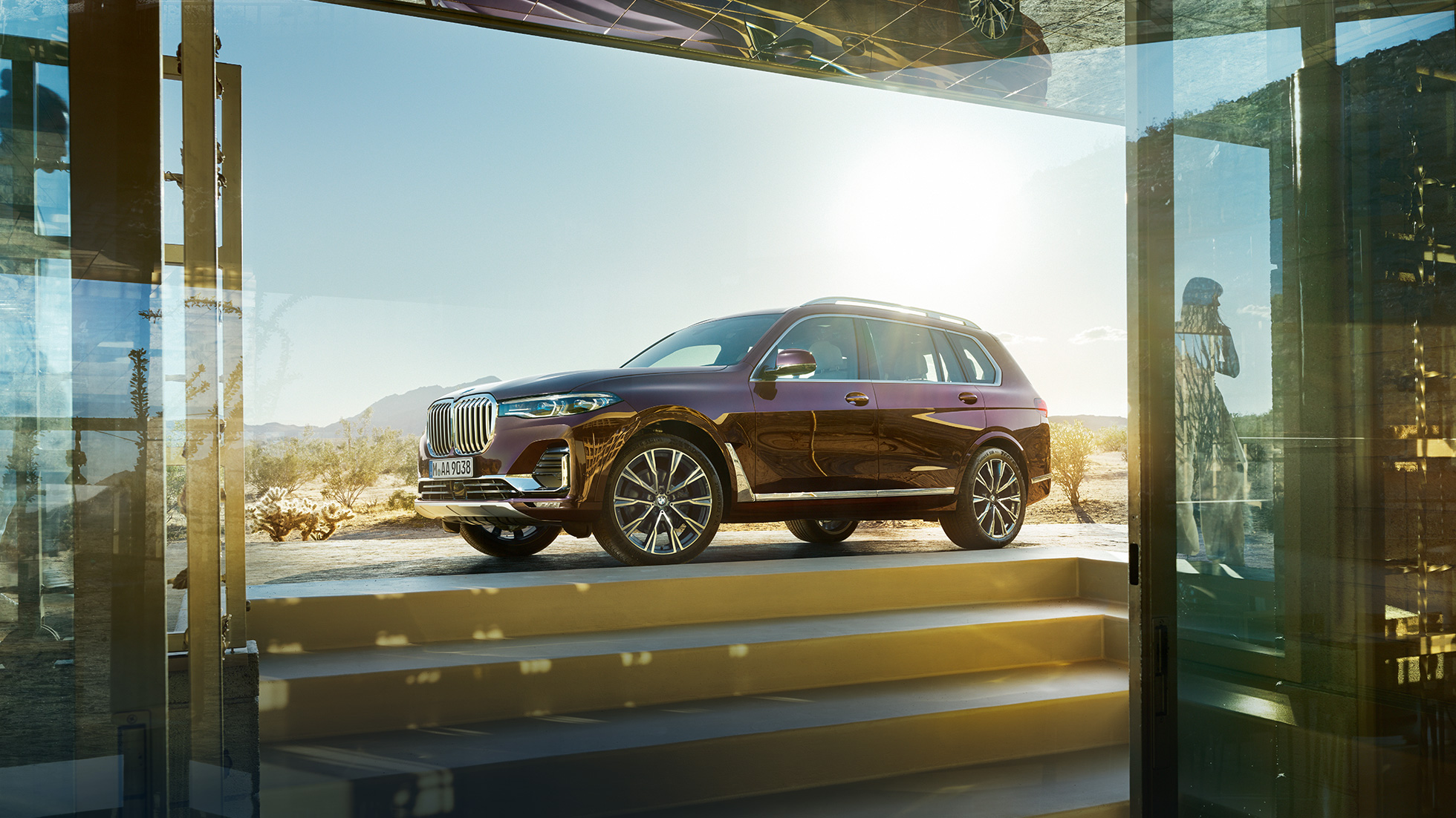 BMW Individual X7 xDrive40i, Seitenperspektive BMW X7 in Ametrin Metallic im Stand aus der Seitenperspektive