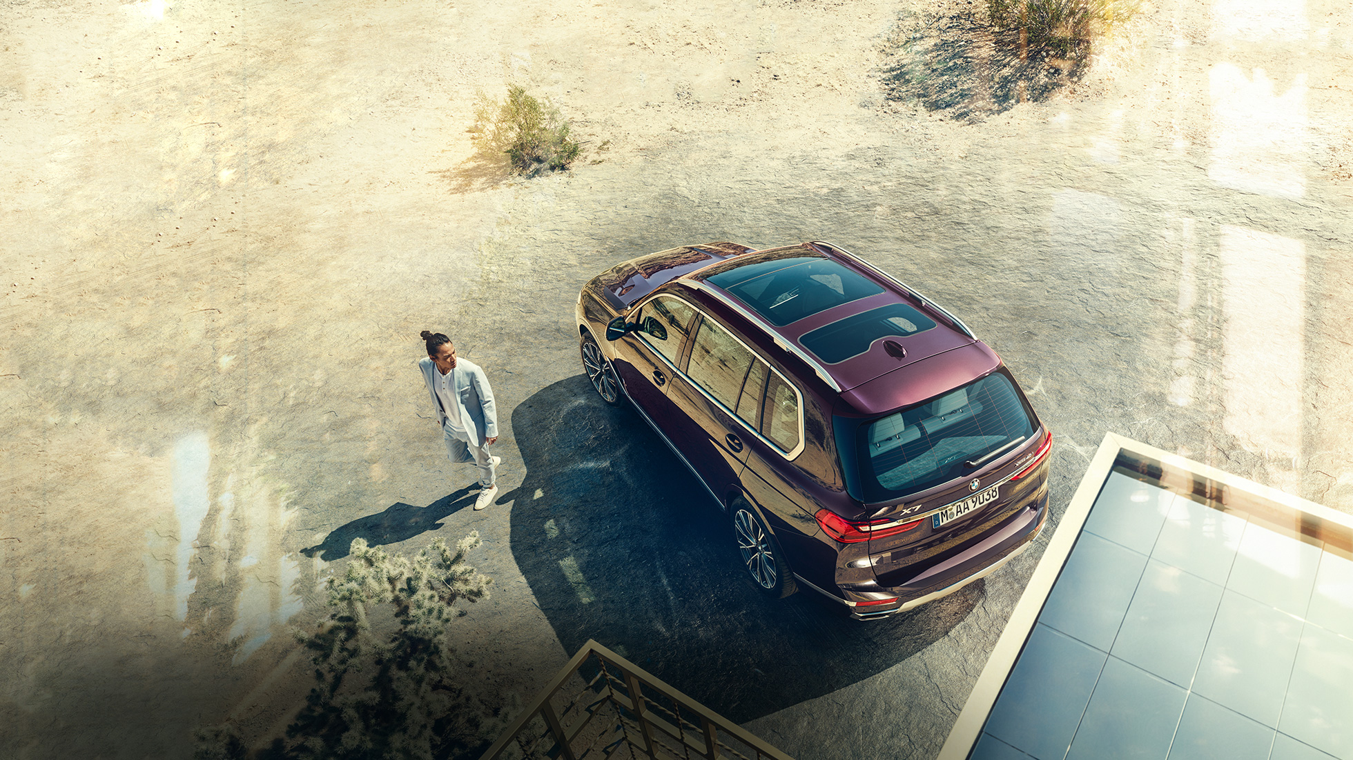 BMW Individual X7 xDrive40i, Vogelperspektive BMW X7 in Ametrin Metallic im Stand aus der Vogelperspektive