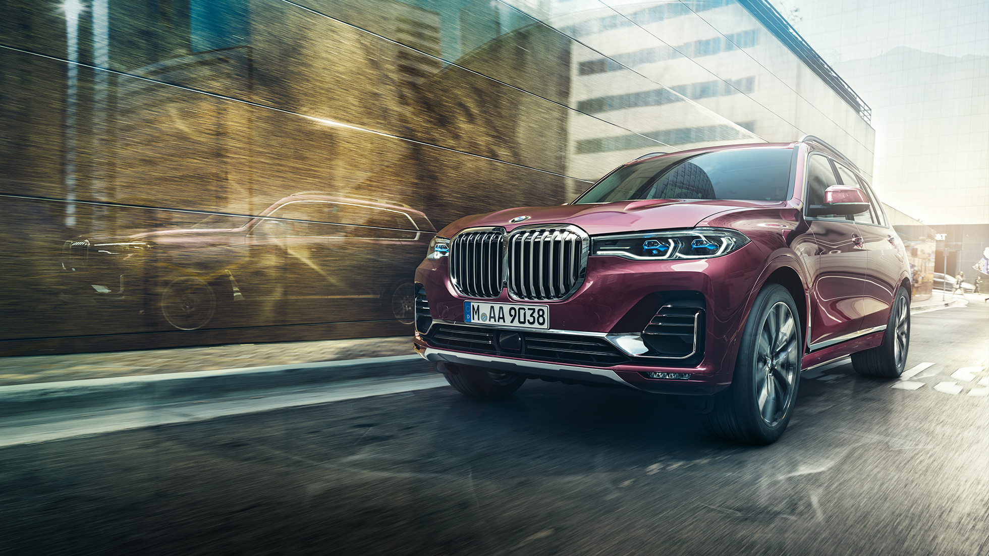 BMW Individual X7 xDrive40i, dreiviertel Frontansicht Fahrender BMW X7 in Ametrin Metallic aus der dreiviertel Frontansicht