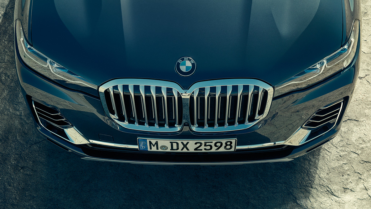 BMW Niere des BMW X7 SUV G07 BMW Niere: BMW X7 SUV Front aus der Vogelperspektive G07