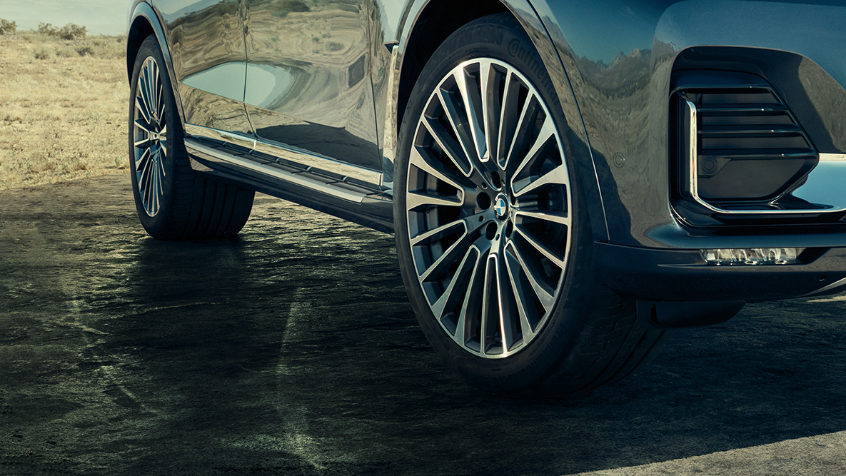 22'' Leichtmetallräder G07 22'' Leichtmetallräder: dreiviertel Frontansicht des BMW X7 SUV mit Fokus auf die Räder G07