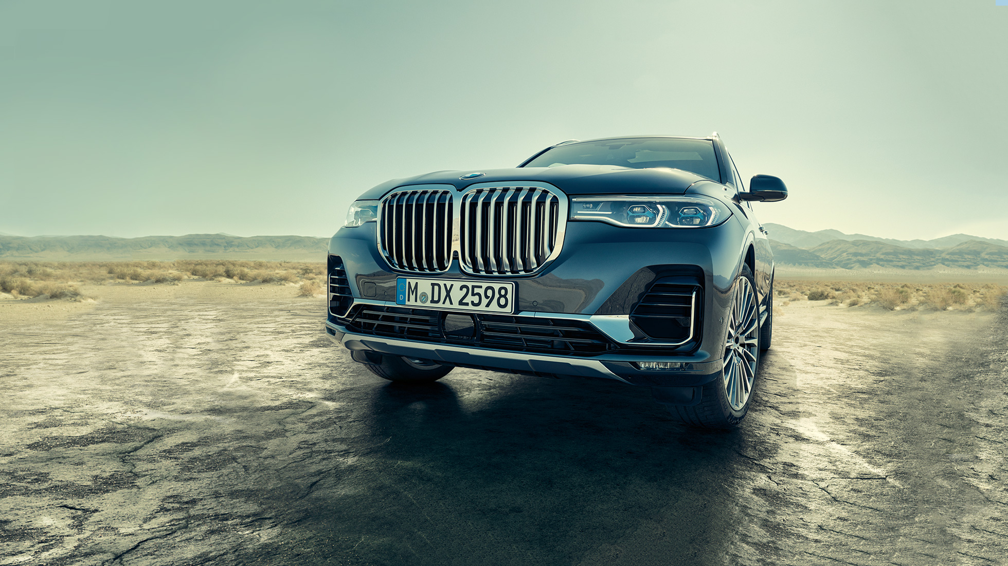 BMW X7 SUV Exterieur, schräge Untersicht G07 BMW X7 SUV Exterieur: schräge Untersicht auf die Front G07