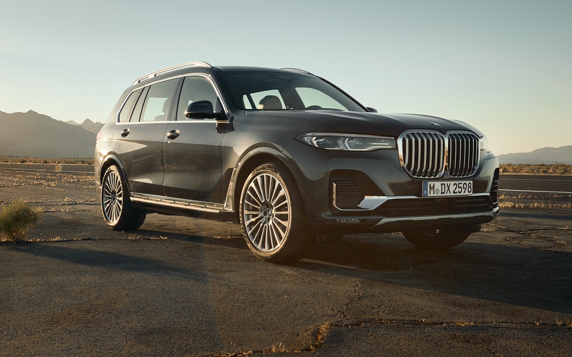 BMW X7 mit Executive Drive Pro G07 2019 Dreiviertel-Frontansicht BMW X7 mit Executive Drive Pro G07 2019 Dreiviertel-Frontansicht