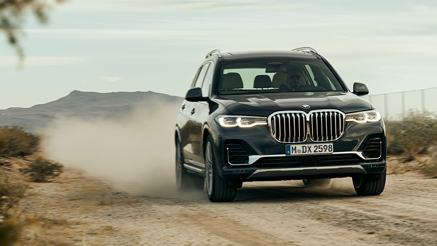 Dreiviertel-Frontansicht BMW X7 G07 2019 BMW X7 G07 2019 Dreiviertel-Frontansicht fahrend auf Off-Roadgelände